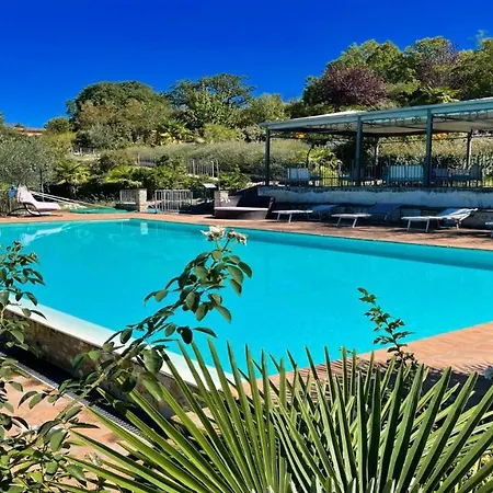 Wondrous Covered Veranda Besides Infinity Pool Jacuzzi In Magical Gardens アパート Colle Umberto