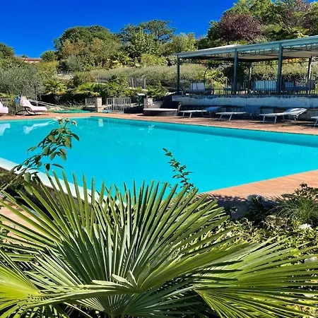 Wondrous Covered Veranda Besides Infinity Pool Jacuzzi In Magical Gardens アパート