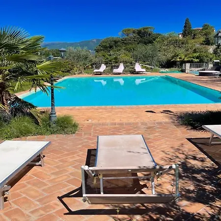 Διαμέρισμα Wondrous Covered Veranda Besides Infinity Pool Jacuzzi In Magical Gardens Colle Umberto (Umbria)